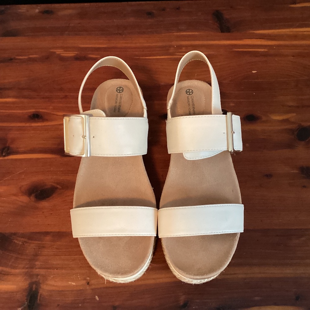 Gianni Bernini Memory Foam White Sandals Size 6.5